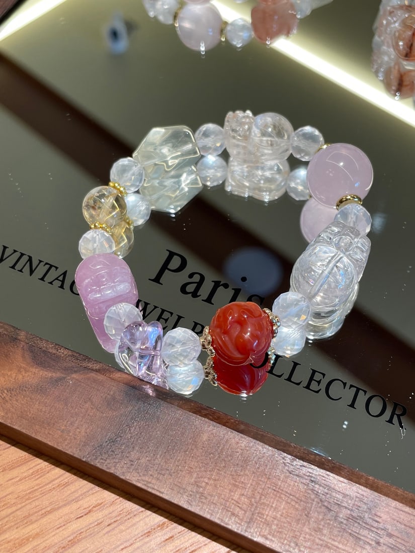An Exquisite Crystal Bracelet: An Exquisite Crystal Bracelet 水晶手串