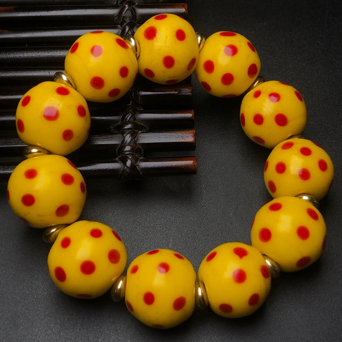 An Exquisite Glass Bracelet: An Exquisite Glass Bracelet,Size:0.8in*11 琉璃手串