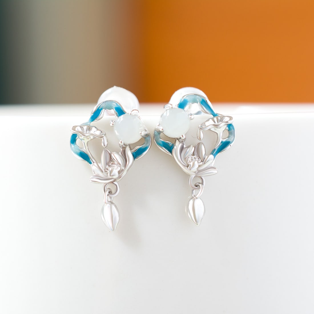 A Pair of Exquisite Sterling Silver Inlaid White Jade Enamel Earrings: A Pair of Exquisite Sterling Silver Inlaid White Jade Enamel Earrings,Size:0.2inx0.2in 一对纯银镶白玉珐琅耳环