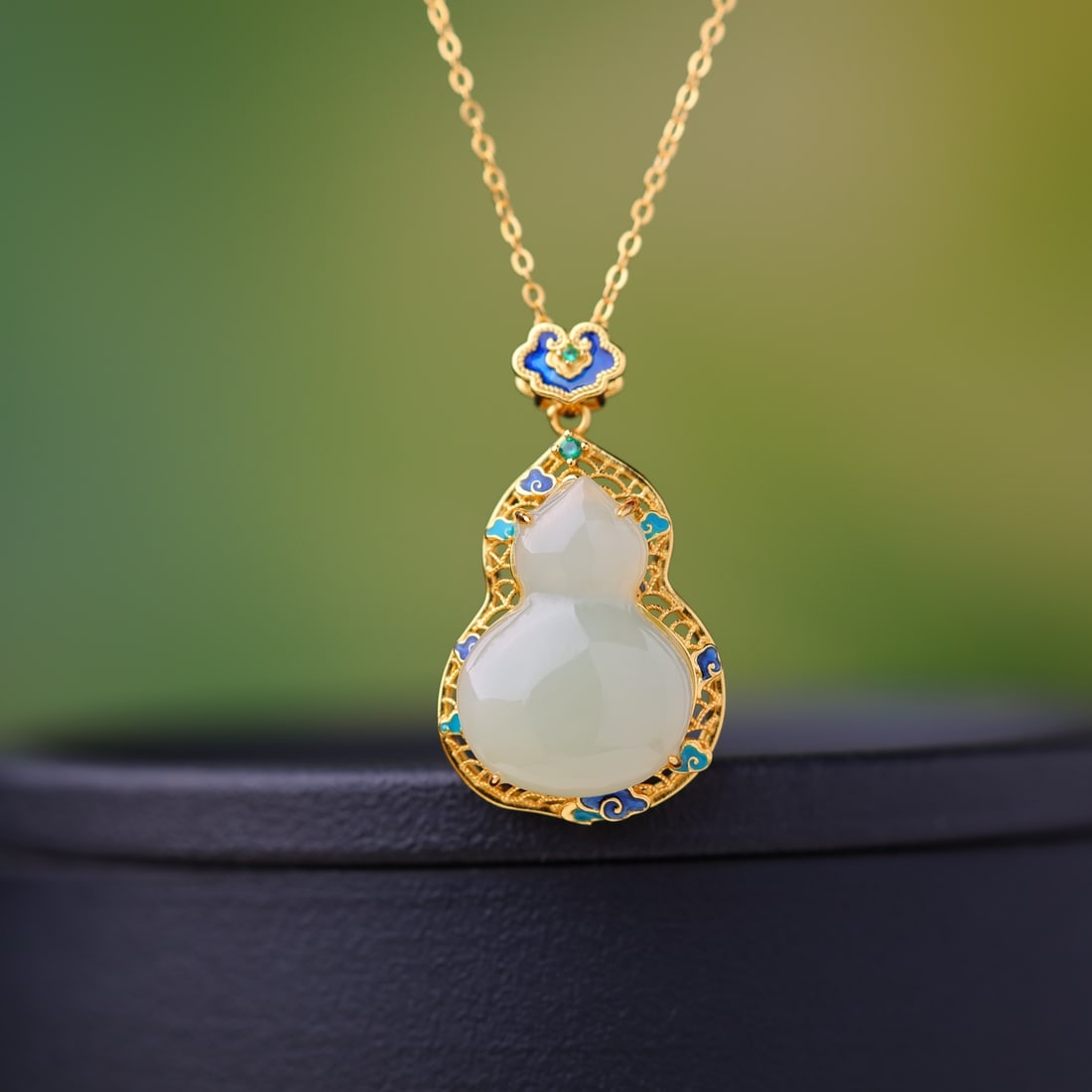 An Exquisite Sterling Silver-Gold Plated Inlaid White Jade Gourd Pendant: An Exquisite Sterling Silver-Gold Plated Inlaid White Jade Gourd Pendant,Size:0.6inx0.8in 纯银镀金镶白玉葫芦吊坠