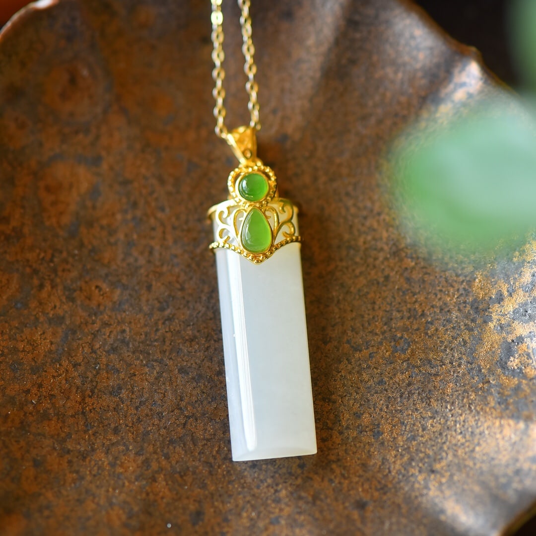 An Exquisite Sterling Silver-Gold Plated Inlaid White Jade Necklace,Inlaid Jasper: An Exquisite Sterling Silver-Gold Plated Inlaid White Jade Necklace,Inlaid Jasper,Size:0.4inx1.5in 纯银镀金镶白玉项链,嵌碧玉