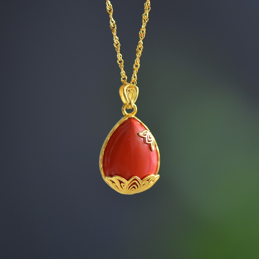 An Exquisite Sterling Silver-Gold Plated Inlaid Cinnabar Necklace: An Exquisite Sterling Silver-Gold Plated Inlaid Cinnabar Necklace,Size:0.5inx0.6in 纯银镀金镶朱砂项链