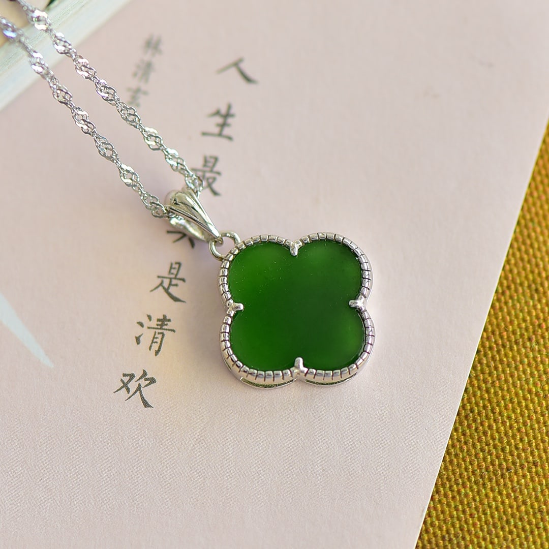 An Exquisite Sterling Silver Inlaid Jasper Pendant: An Exquisite Sterling Silver Inlaid Jasper Pendant 纯银镶碧玉项链