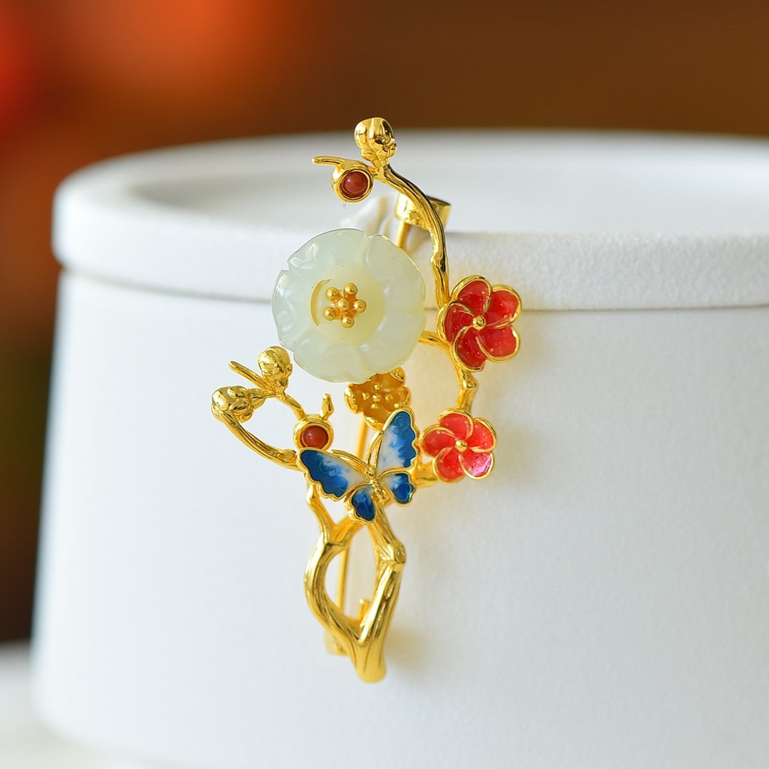 An Exquisite Sterling Silver-Gold Plated Inlaid White Jade Brooch: An Exquisite Sterling Silver-Gold Plated Inlaid White Jade Brooch,Size:0.6inx0.6in 纯银镀金镶白玉胸针
