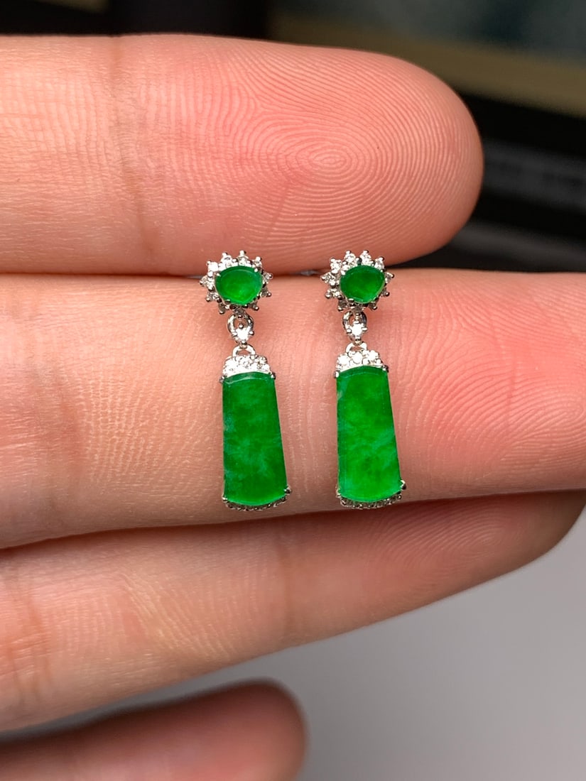 A Pair of Exquisite 18k Gold Diamond Inlaid Jadeite Earrings: A Pair of Exquisite 18k Gold Diamond Inlaid Jadeite Earrings,Size(Loose Stone):0.3inx0.2inx0in 一对18k金钻镶嵌翡翠耳环