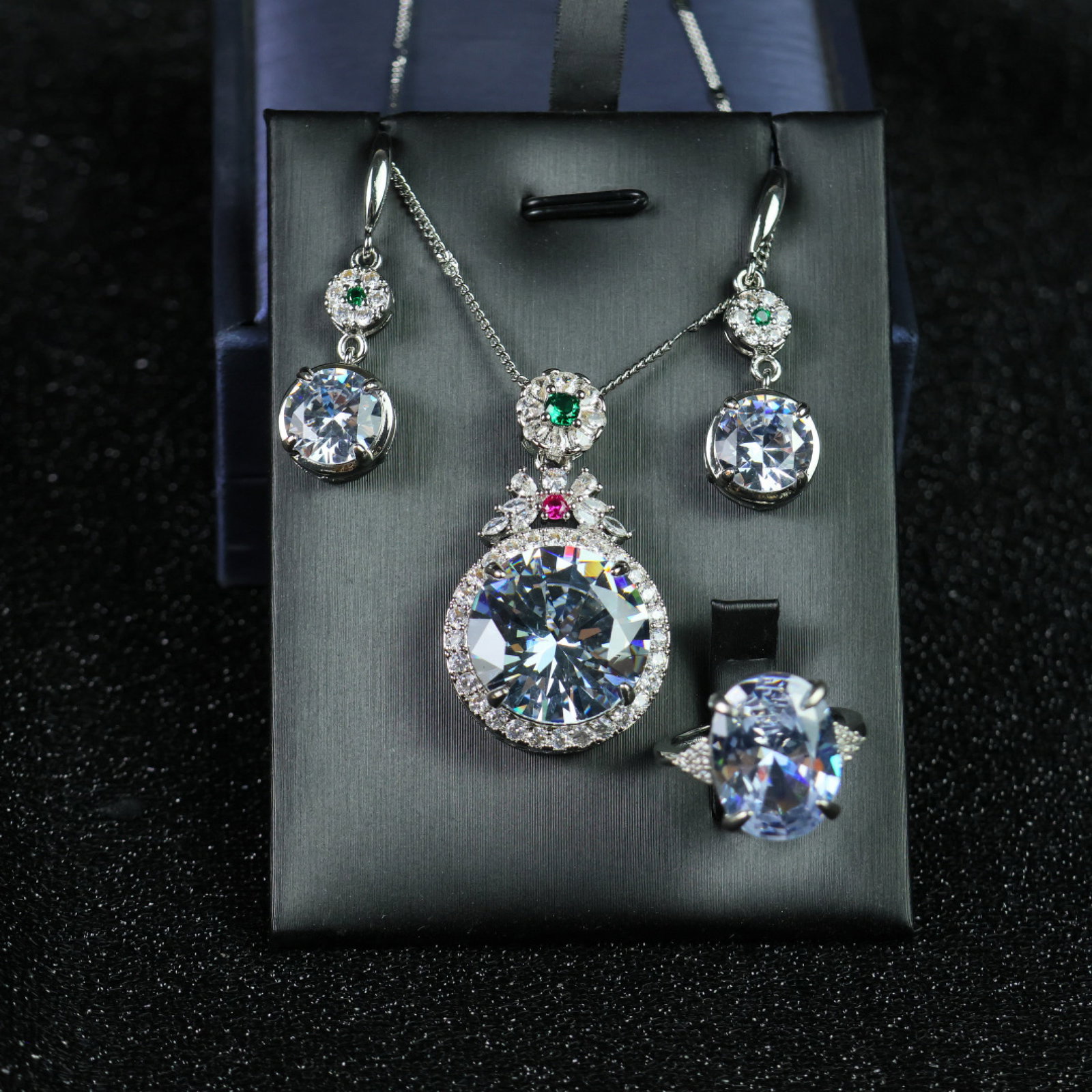 A Set of Fine Jewelry: A Set of Fine Jewelry 一套精美的首饰