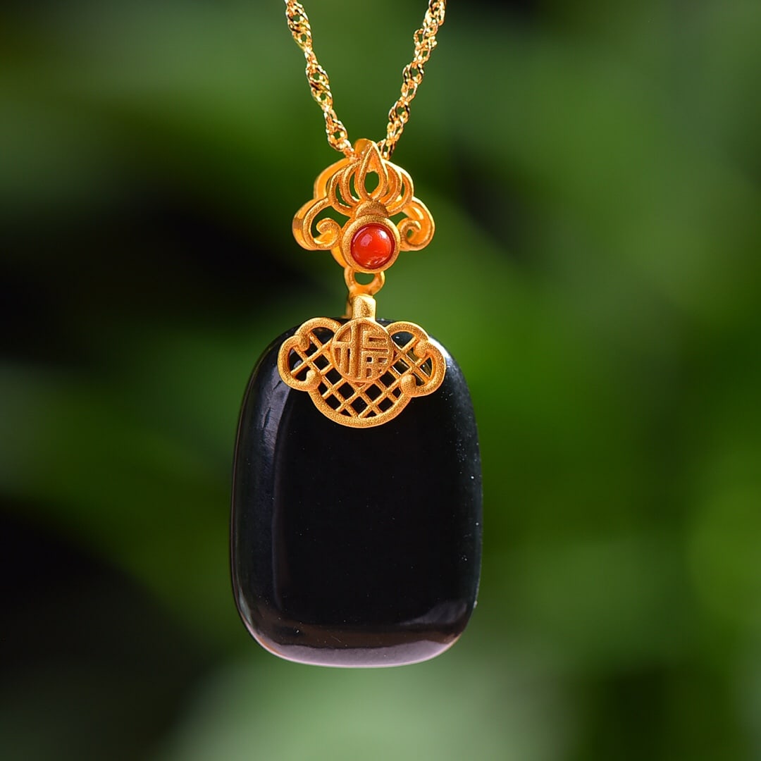 An Exquisite Sterling Silver-Gold Plated Inlaid Jet Necklace: An Exquisite Sterling Silver-Gold Plated Inlaid Jet Necklace,Size:0.7inx1in 纯银镀金镶黑玉项链