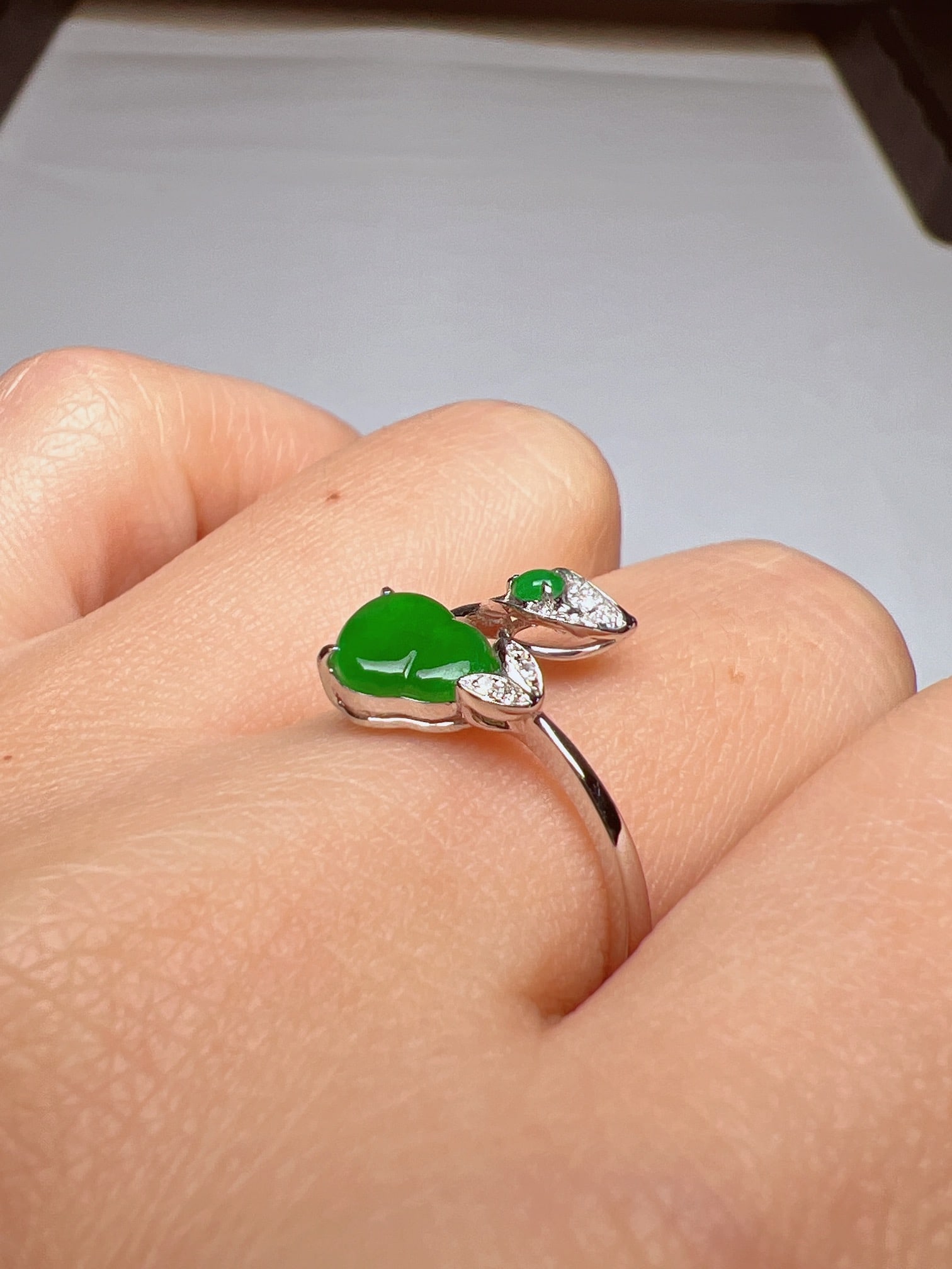 An Exquisite 18k Gold Diamond Inlaid Jadeite Gourd Ring: An Exquisite 18k Gold Diamond Inlaid Jadeite Gourd Ring,Size:0.3inx0.2inx0.2in #14 18k金钻石镶嵌翡翠葫芦戒指