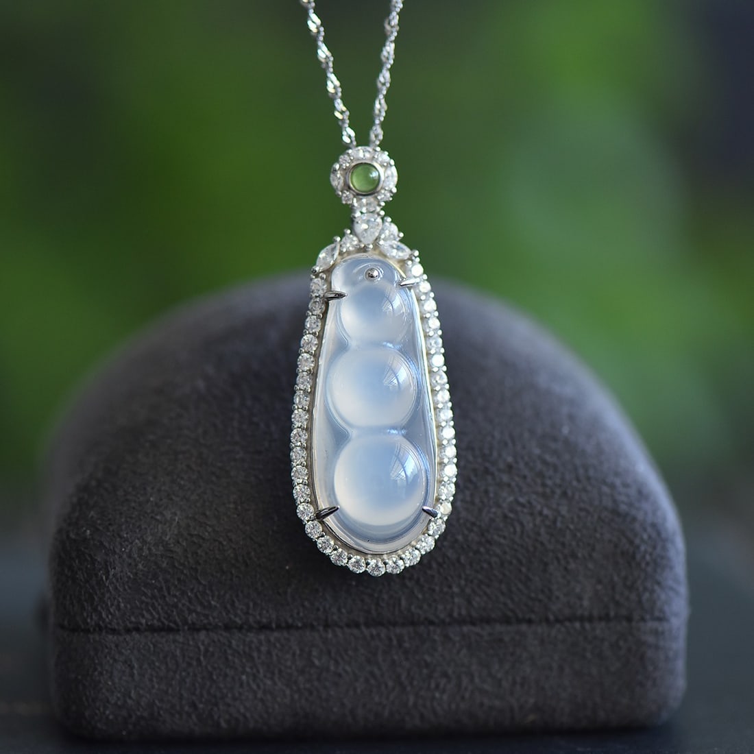 An Exquisite Sterling Silver Inlaid Agate Pendant: An Exquisite Sterling Silver Inlaid Agate Pendant,Size:0.6inx1.4in 纯银镶玛瑙吊坠