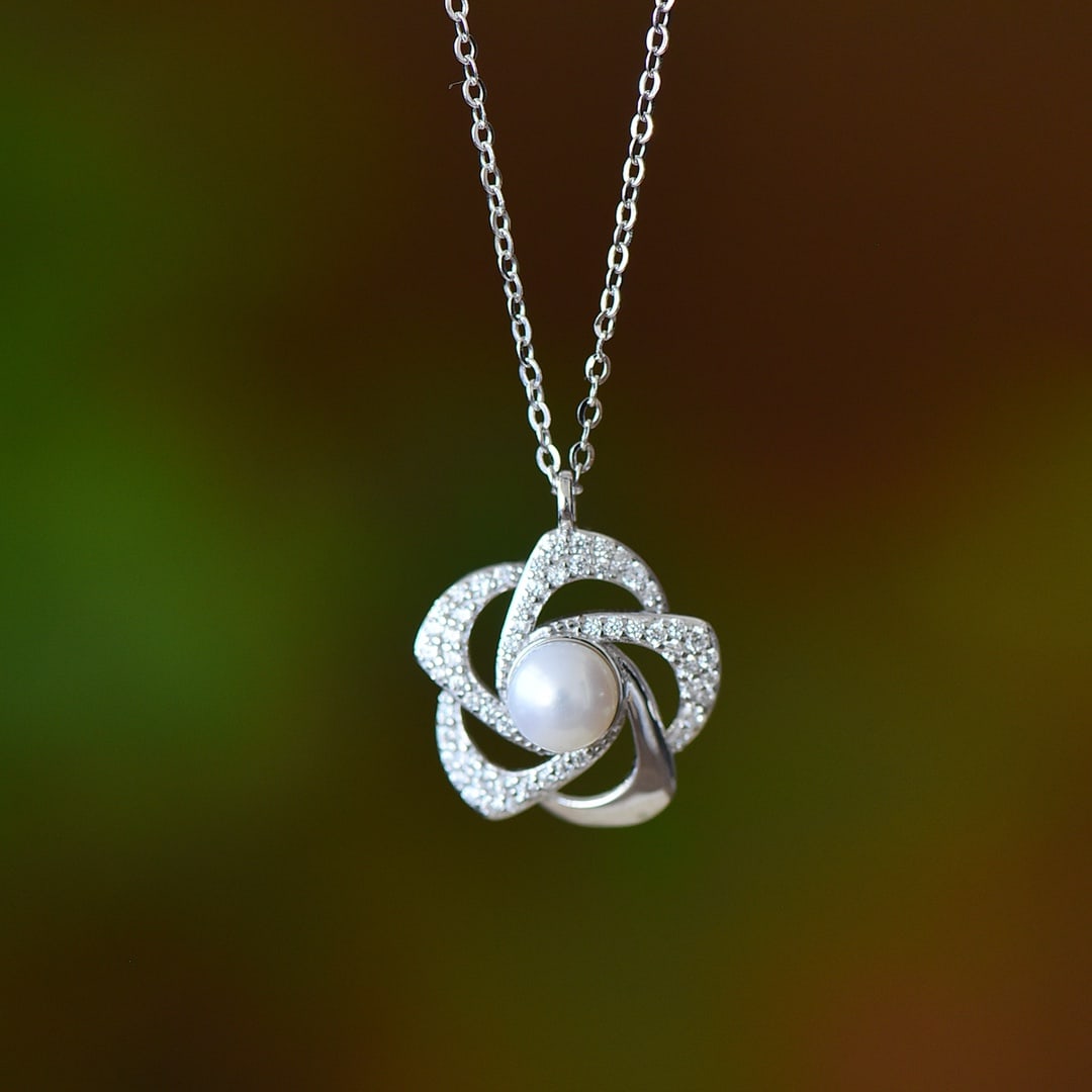 An Exquisite Sterling Silver Inlaid Pearl Pendant,Inlaid Diamond: An Exquisite Sterling Silver Inlaid Pearl Pendant,Inlaid Diamond,Size:0.2inx0.2in 纯银镶珍珠项链,嵌钻石