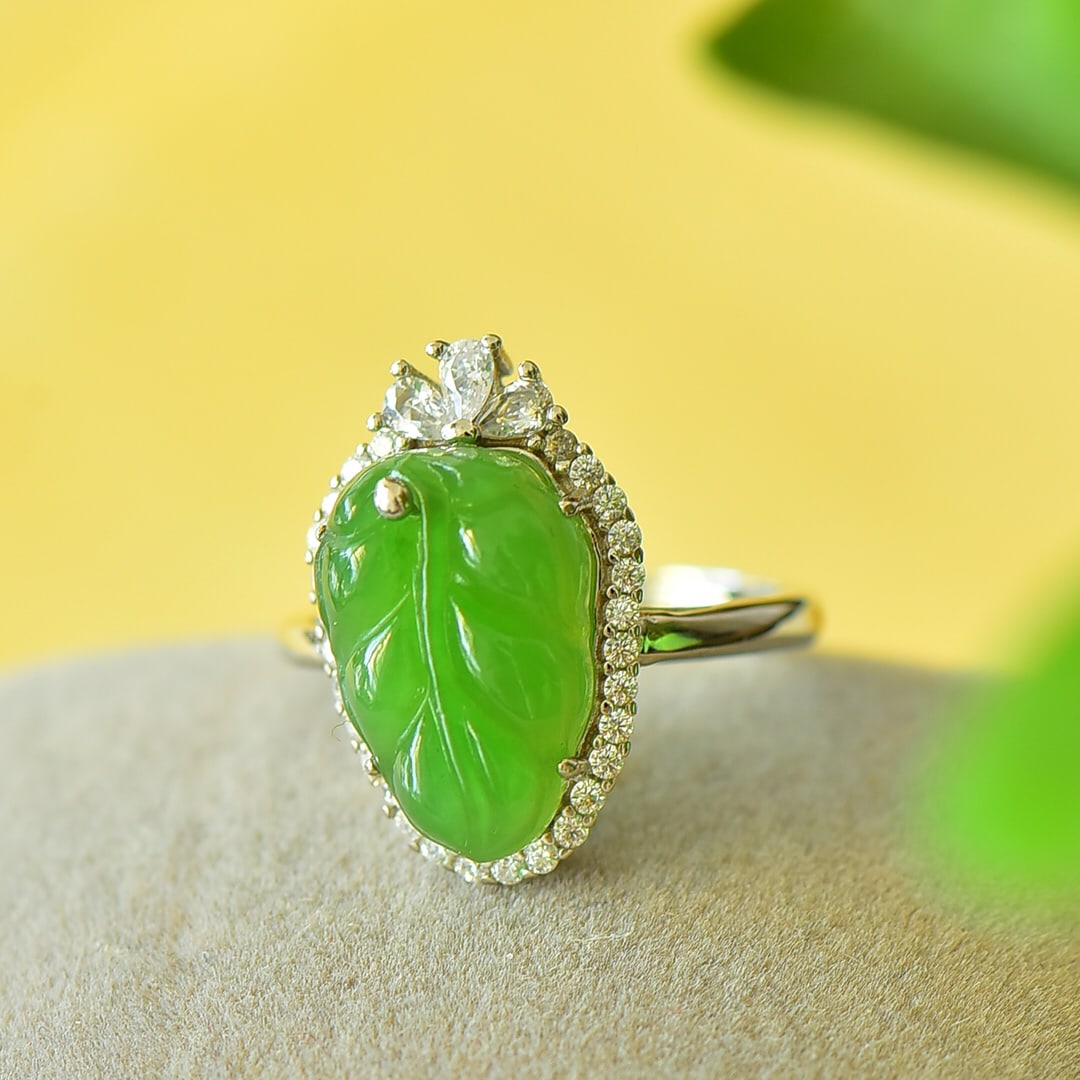 An Exquisite Sterling Silver Inlaid Jasper Ring,Inlaid Diamond: An Exquisite Sterling Silver Inlaid Jasper Ring,Inlaid Diamond,Size:0.5inx0.8in 纯银镶碧玉戒指,嵌钻石