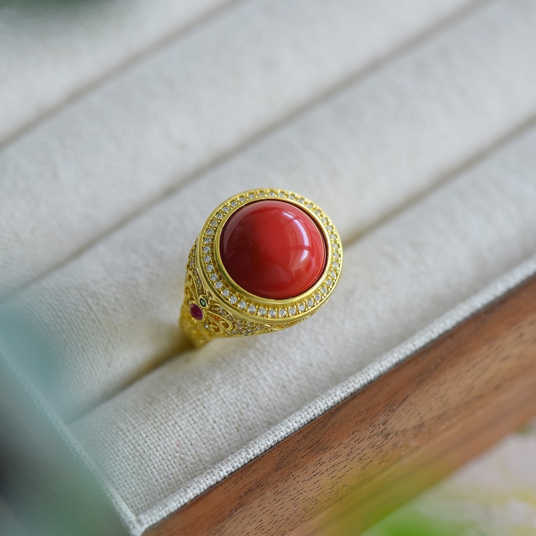 An Exquisite Sterling Silver-Gold Plated Inlaid Cinnabar Ring: An Exquisite Sterling Silver-Gold Plated Inlaid Cinnabar Ring,Size:0.6inx0.6in 纯银镀金镶朱砂戒指