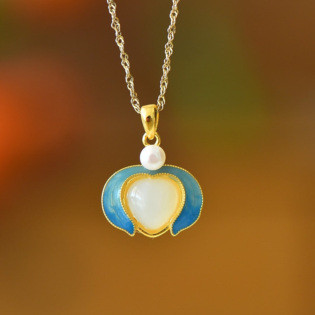 A Set of Fine Sterling Silver-Gold Plated Inlaid White Jade Jewelrys: A Set of Fine Sterling Silver-Gold Plated Inlaid White Jade Jewelrys 一套纯银镀金镶白玉首饰
