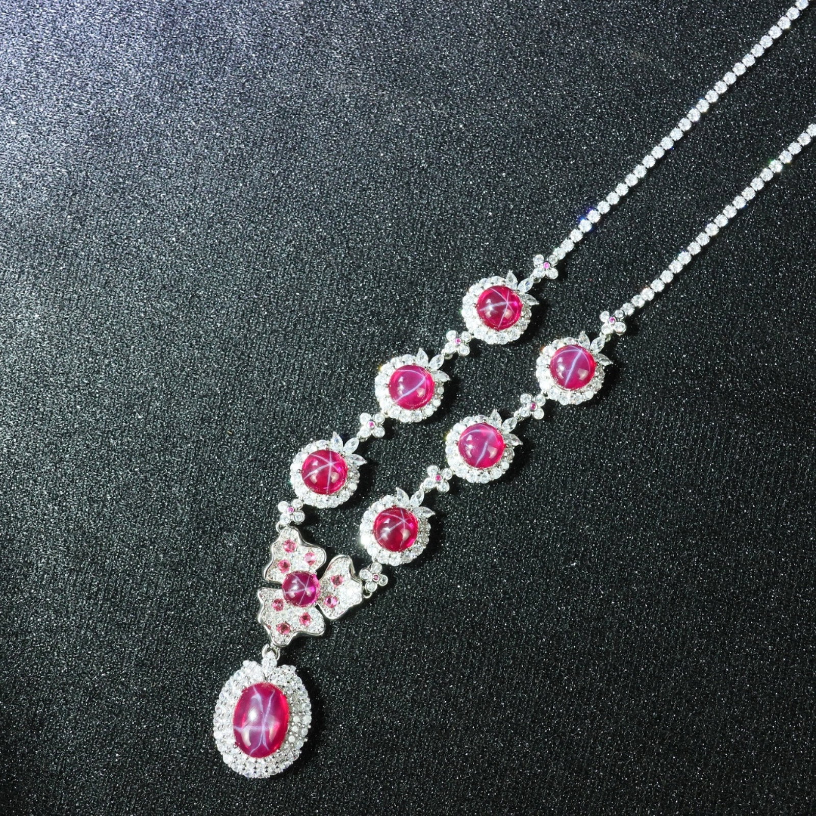An Exquisite Necklace: An Exquisite Necklace 一个精美的项链