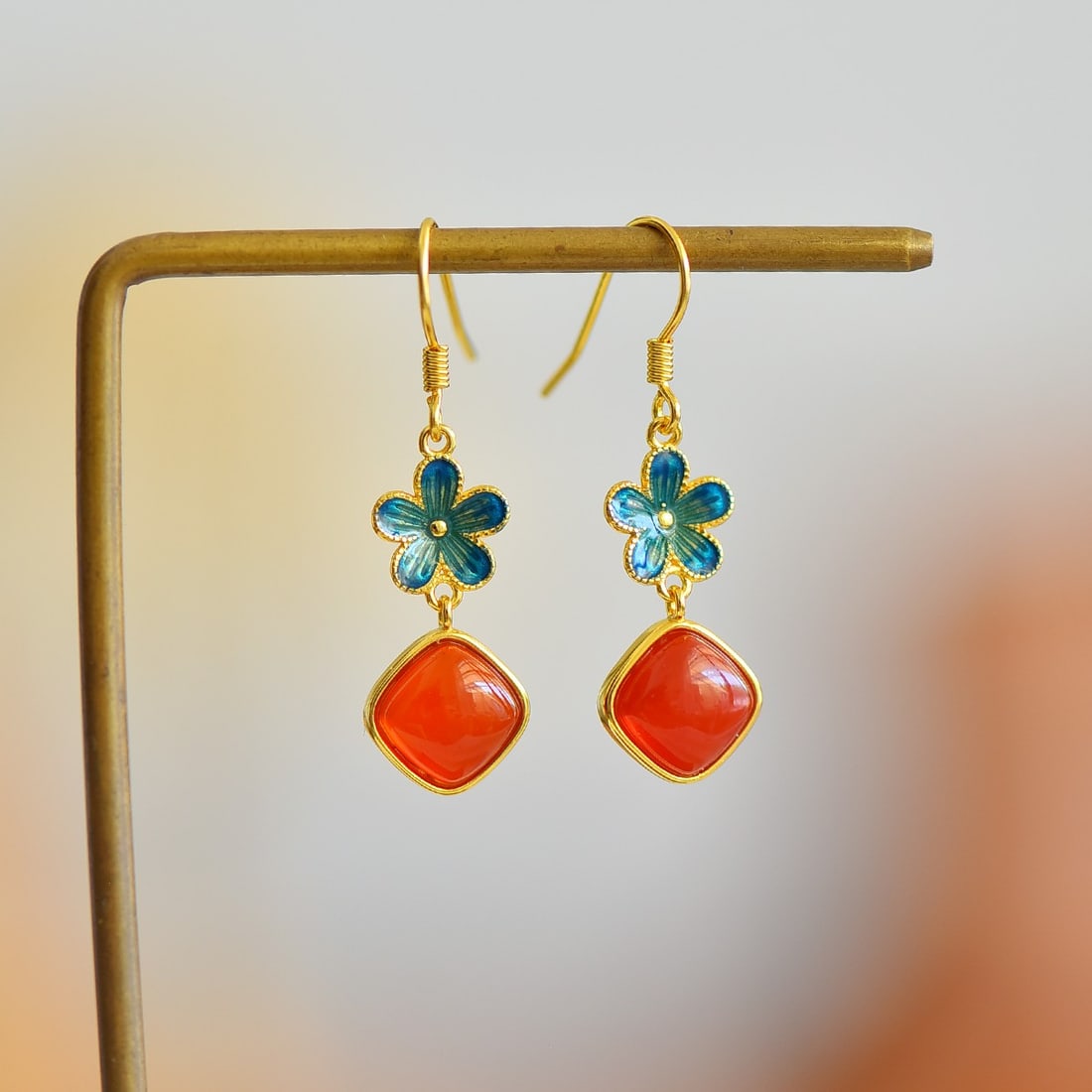 A Pair of Exquisite Sterling Silver-Gold Plated Inlaid Agate Earrings: A Pair of Exquisite Sterling Silver-Gold Plated Inlaid Agate Earrings,Size:0.3inx0.3in 一对纯银镀金镶玛瑙耳环