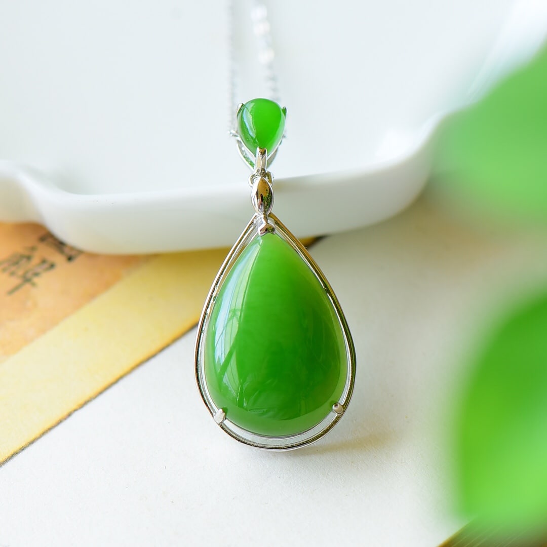 An Exquisite Sterling Silver Inlaid Jasper Necklace: An Exquisite Sterling Silver Inlaid Jasper Necklace,Size:0.7inx1.5in 纯银镶碧玉项链