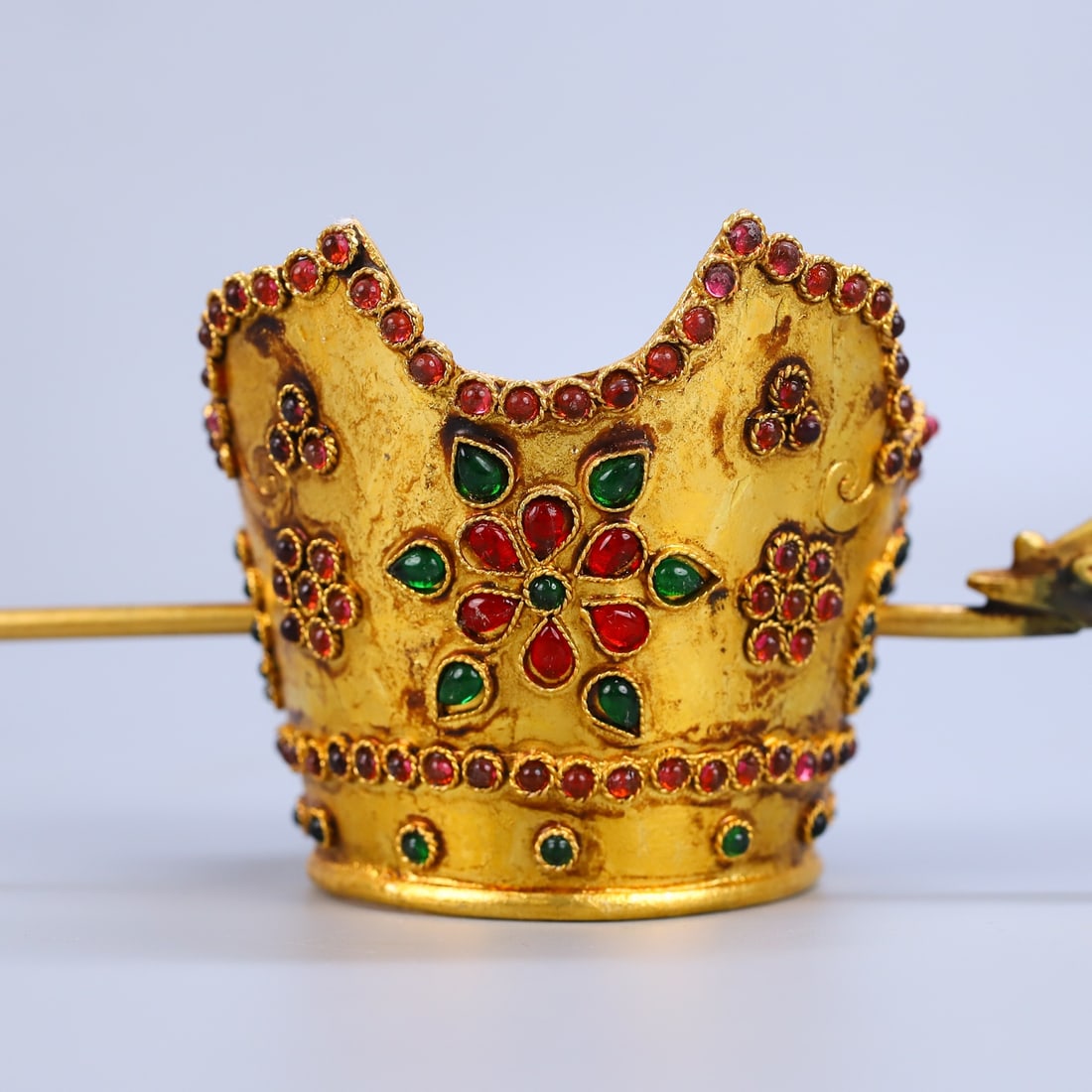 An Exquisite Gilt Bronze Inlaid Gems Hair Band: An Exquisite Gilt Bronze Inlaid Gems Hair Band Qing Dynasty, China Size:2.8inx6.7in Weight:140g铜鎏金多宝镶嵌太子冠 中国清