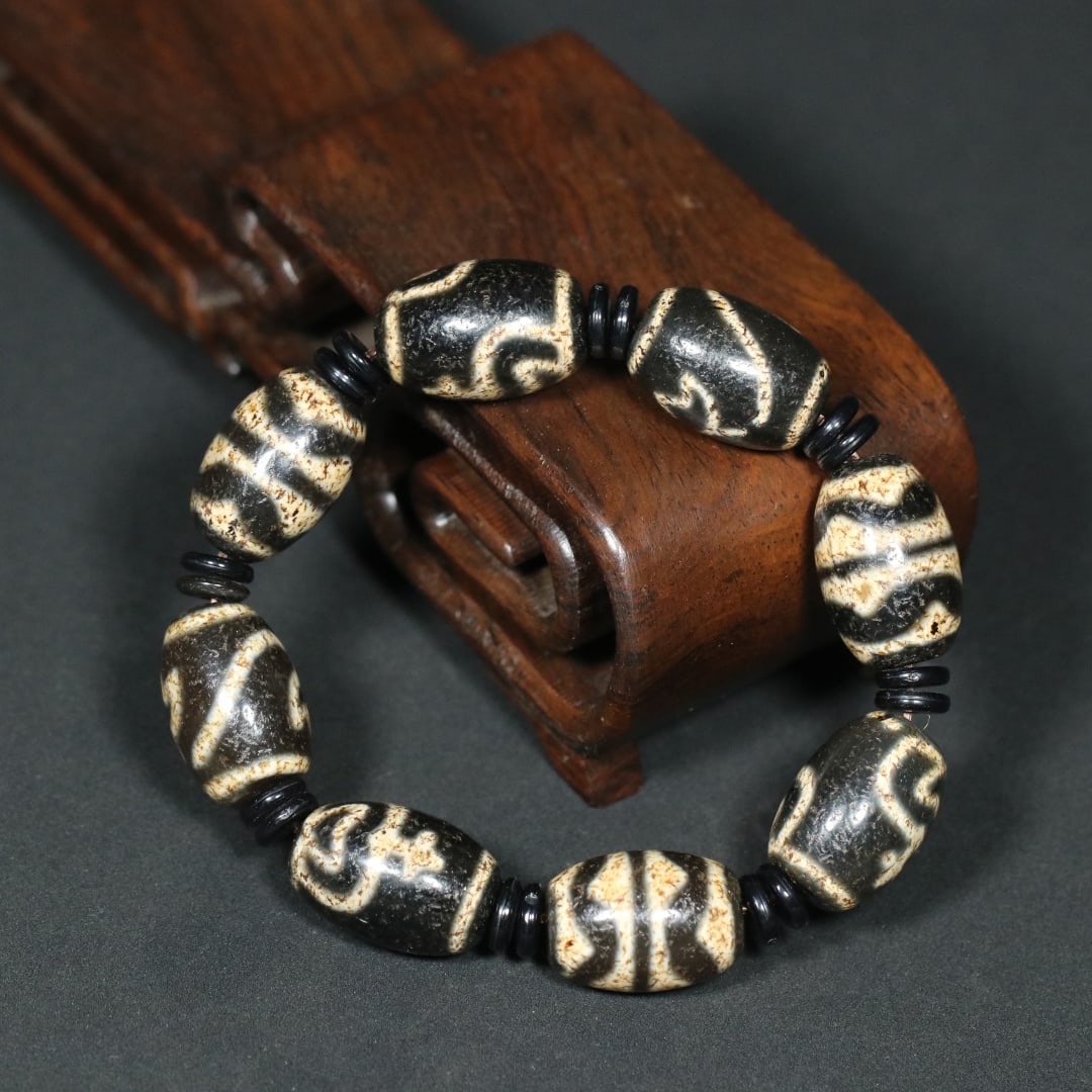 An Exquisite Dzi Bead Bracelets (1 of 9)