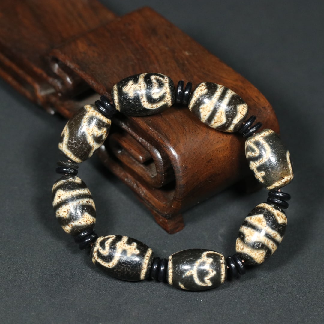 An Exquisite Dzi Bead Bracelets - 2