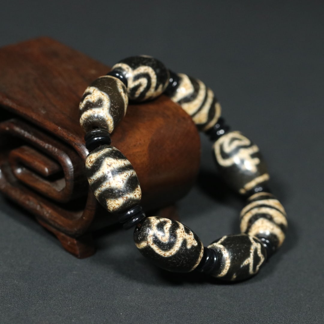 An Exquisite Dzi Bead Bracelets - 3