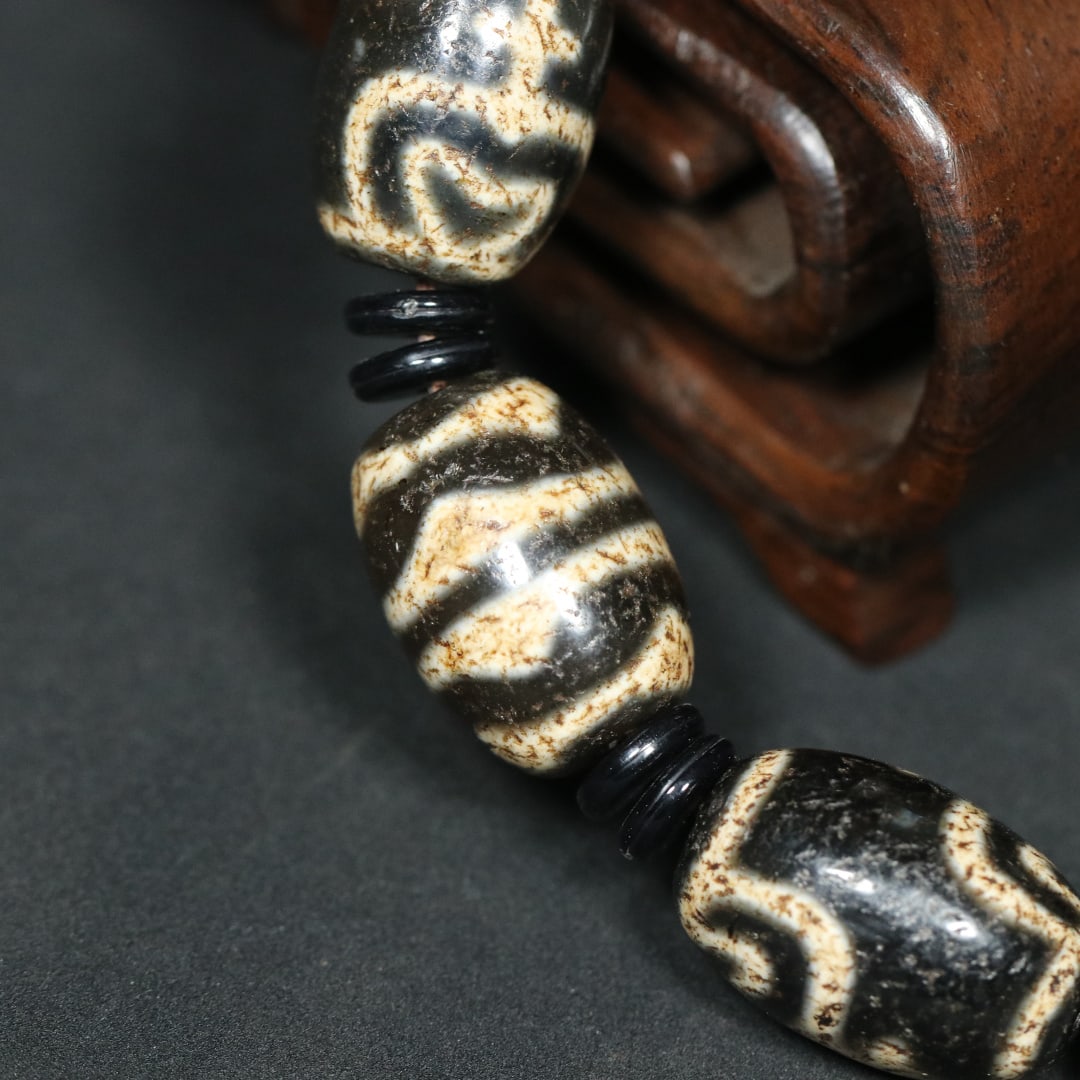 An Exquisite Dzi Bead Bracelets - 4