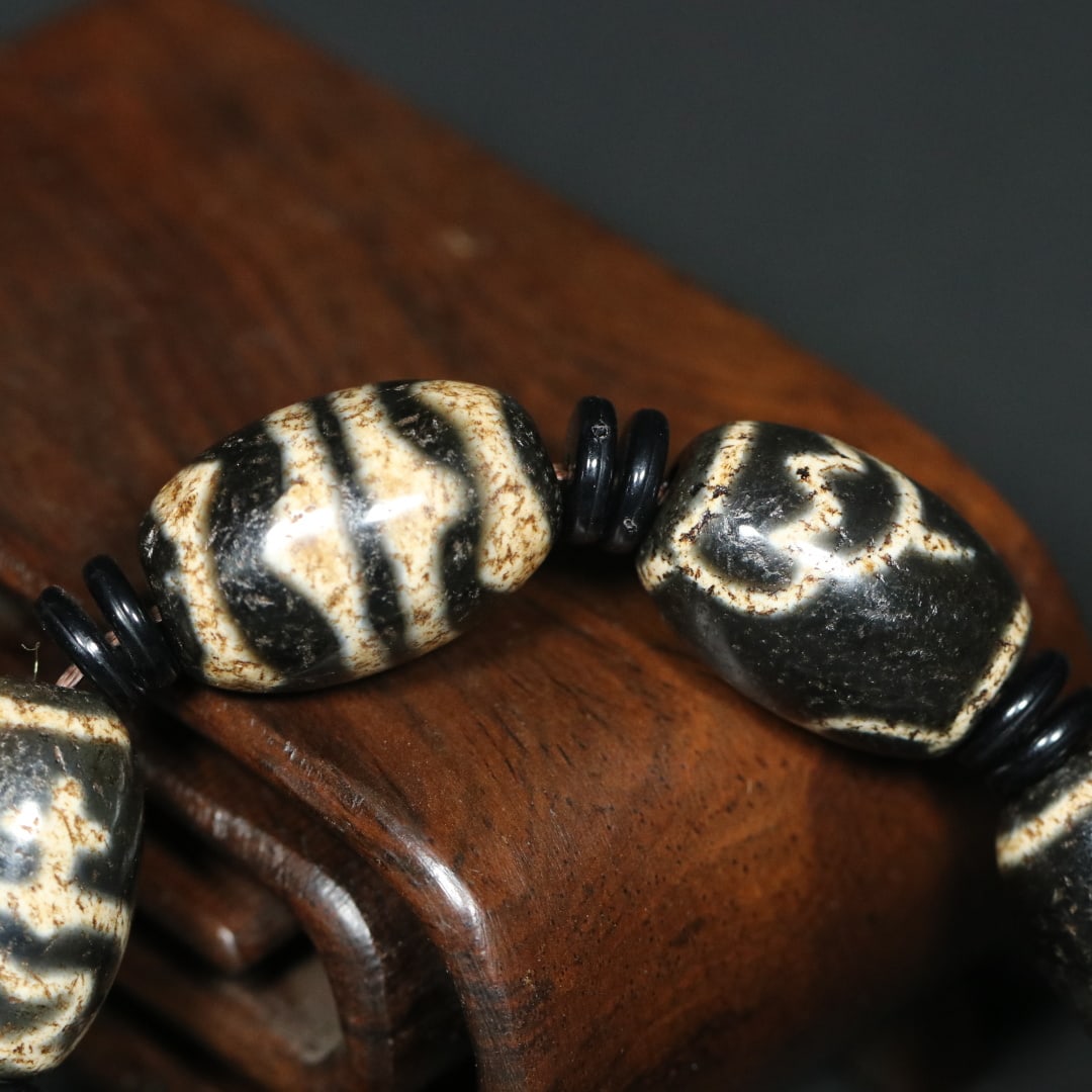 An Exquisite Dzi Bead Bracelets - 6