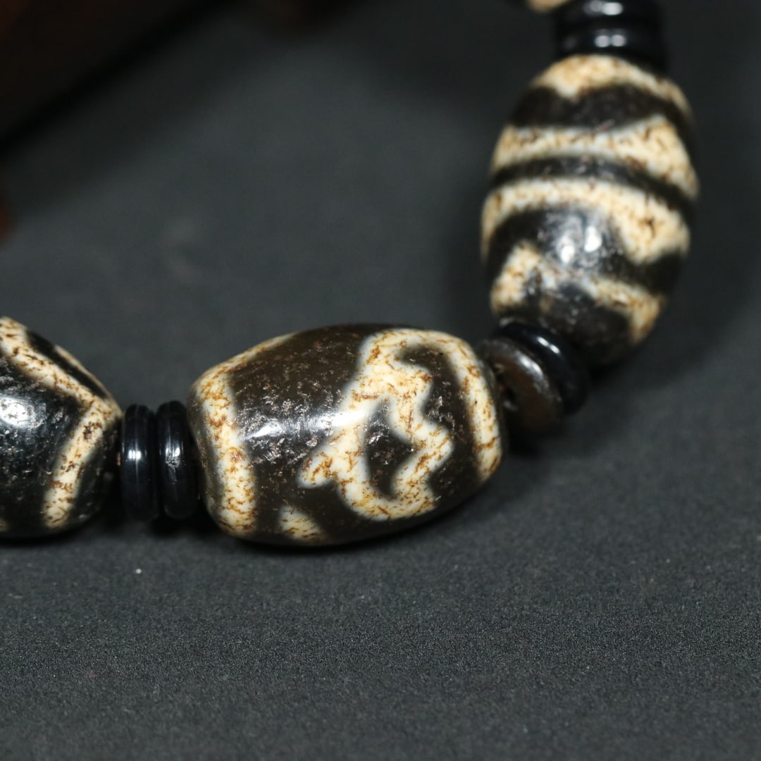 An Exquisite Dzi Bead Bracelets - 7