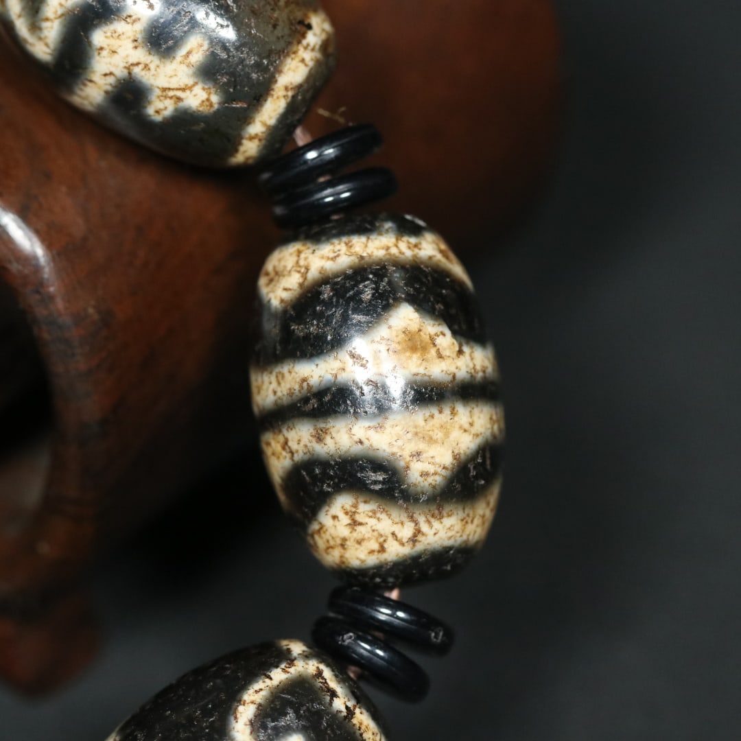 An Exquisite Dzi Bead Bracelets - 8