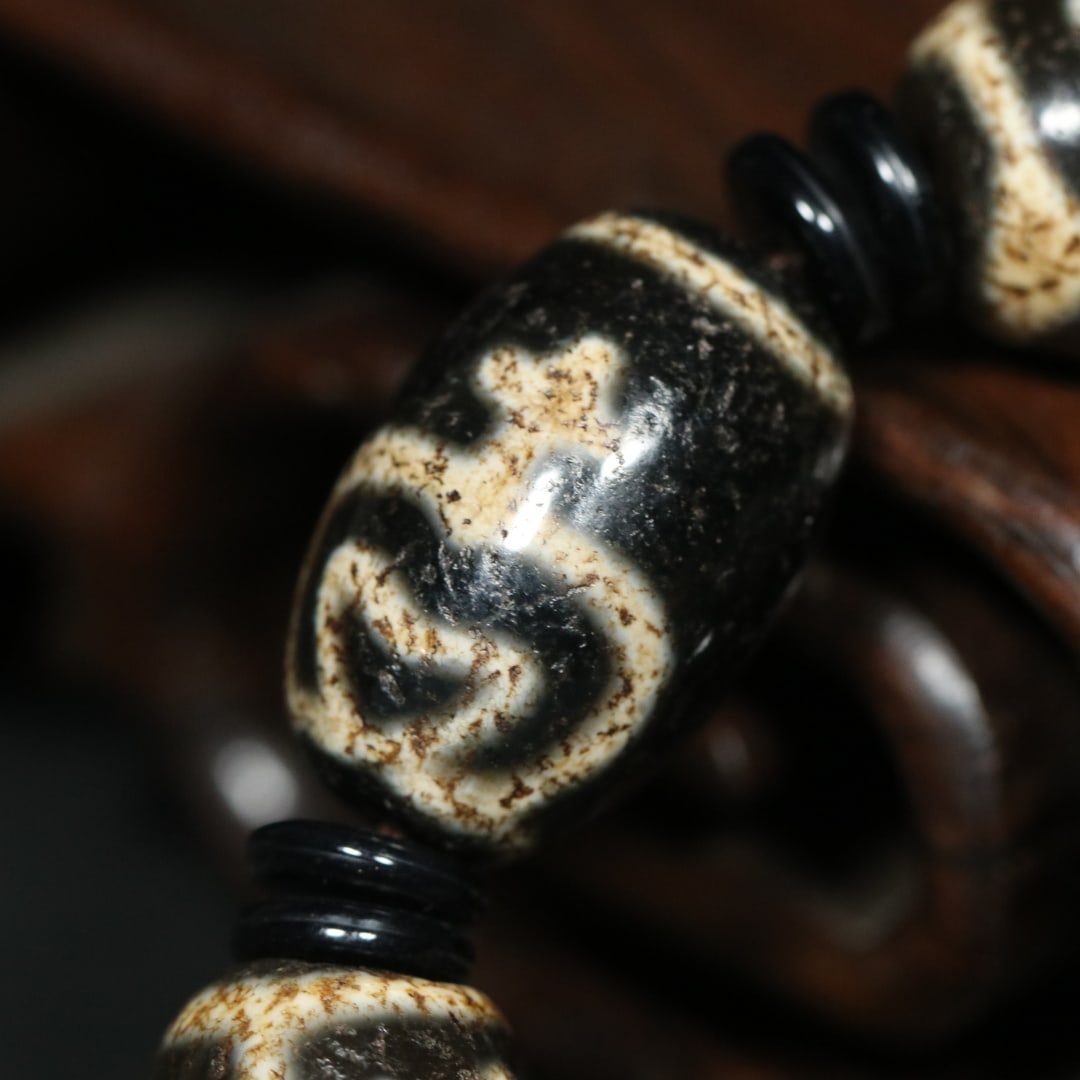 An Exquisite Dzi Bead Bracelets - 9