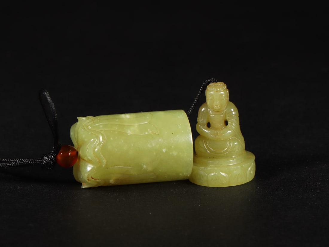 An Exquisite Yellow Jade Buddha Statue Pendant: An Exquisite Yellow Jade Buddha Statue Pendant Qing Dynasty, China Size:1.4inx0.7in Weight:20g黄玉管佛 中国清代 Size:3.5cmx1.9cm Weight:20g