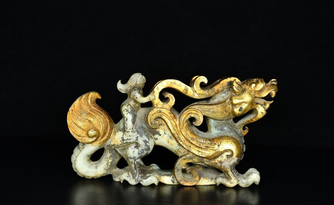 An Exquisite White Jade Cover with Gold Dragon Ornament: An Exquisite White Jade Cover with Gold Dragon Ornament Han Dynasty, China Size:4.3inx8.3in Weight:1006g白玉包金龙人 中国汉代 Size:11cmx21cm