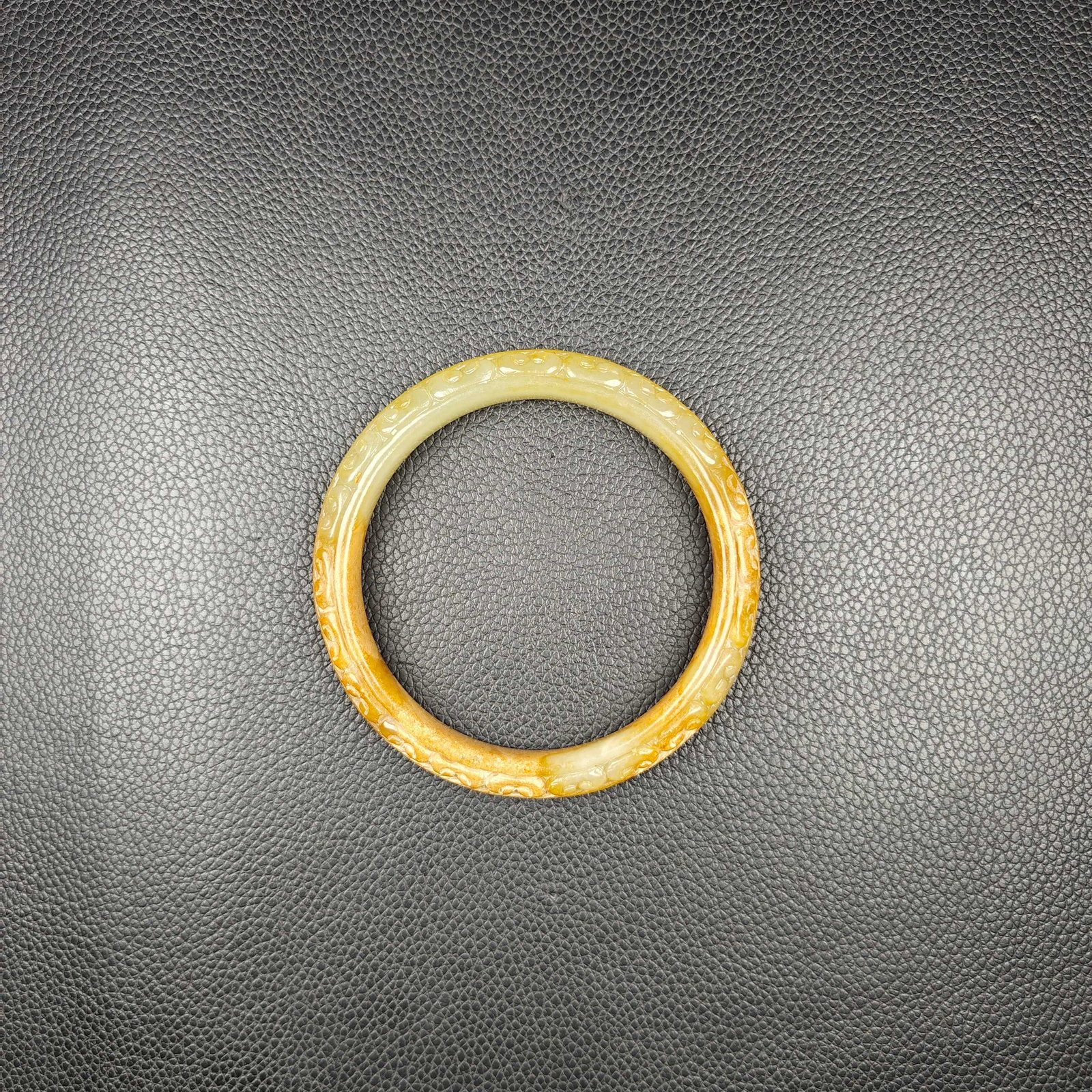 An Exquisite White Jade Bracelets: An Exquisite White Jade Bracelets Han Dynasty, China Size:(inside diameter)2.4in Diameter Size:3.1in Weight:41g白玉手镯 中国汉代 Size:(inside diameter)6