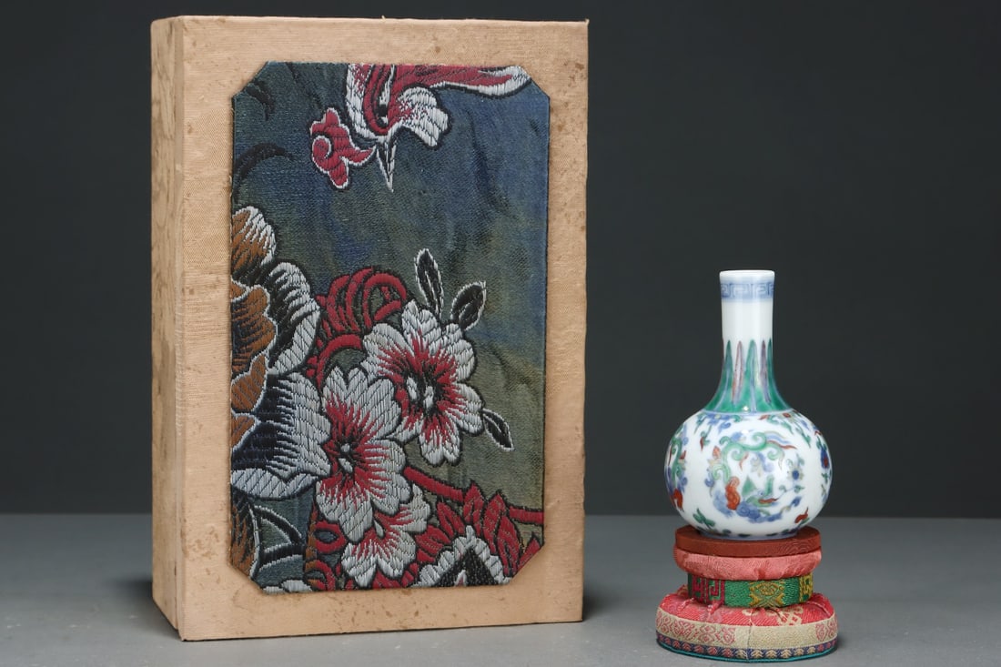 An Exquisite Doucai Dragon Pattern Vase - 2