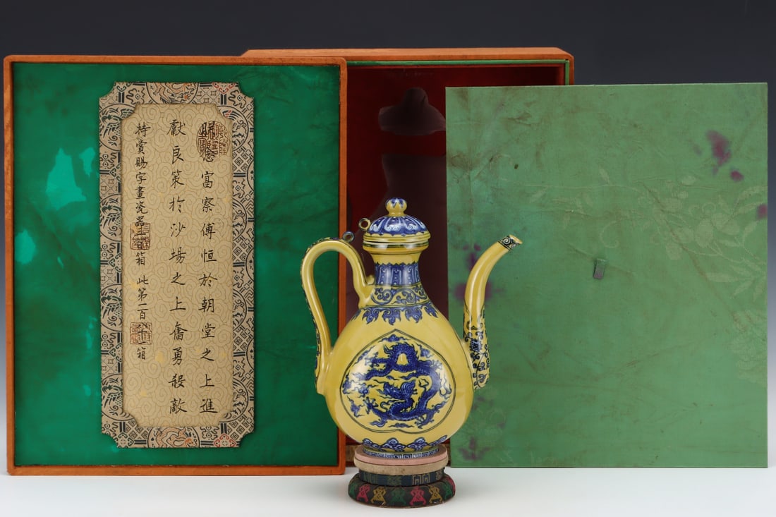 An Exquisite Blue and White Yellow Glazed Dragon Pattern Ewer: An Exquisite Blue and White Yellow Glazed Dragon Pattern Ewer Ming Dynasty, China Size:10inx8.3in黄釉青花云龙纹执壶