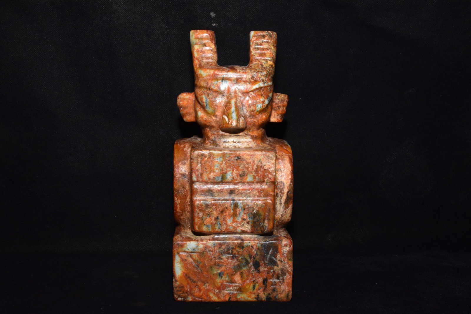 An Exquisite Hemo Jade Figure Seal: An Exquisite Hemo Jade Figure Seal Hong Shan Culture Size:8.7inx3.9in Weight:3.81kg河磨玉人物印章 红山文化 Size:22cmx10cm Weight:3.81k