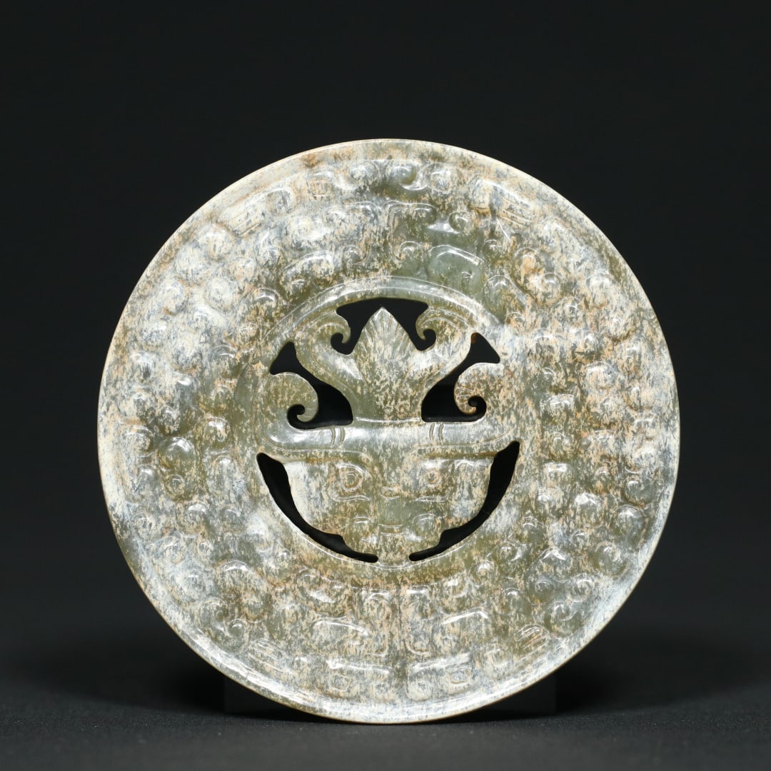 An Exquisite White Jade Dragon Pattern Beast-Face Pattern Pendant: An Exquisite White Jade Dragon Pattern Beast-Face Pattern Pendant Han Dynasty, China Size:2.8inx0.2in Weight:47.5g白玉龙纹玉璧挂件 中国ĕ