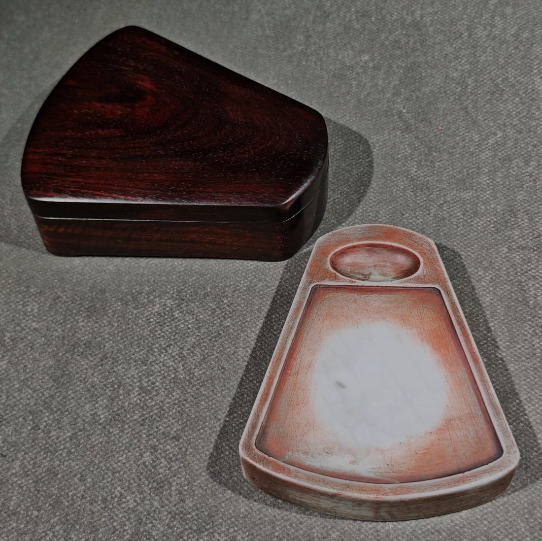 An Exquisite with poem Inkstone: An Exquisite with poem Inkstone Wu yun Size:4.3inx3.7inx1.5in诗文砚台 吴云 Size:11cmx9.5cmx3.8cm