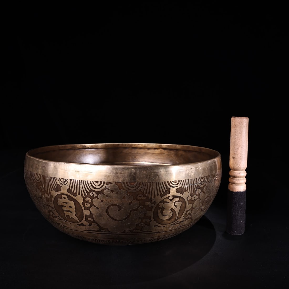 An Exquisite Bronze Eight Treasures Pattern With Sanskrit Bowl: An Exquisite Bronze Eight Treasures Pattern With Sanskrit Bowl Qing Dynasty, China Size:4.7inx11in Weight:2304g经文图腾纯响铜打造铜磬&