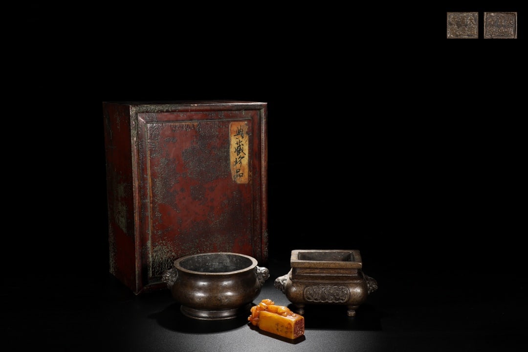 A Pair of Exquisite Bronze Double-Ears Censer: A Pair of Exquisite Bronze Double-Ears Censer Ming Dynasty, China Xuande Six-character Mark Size:2.8inx4.8in Weight:1.35kg Size:2.9inx6.3in Weight:1.15kg铜兽首耳炉 ߑ