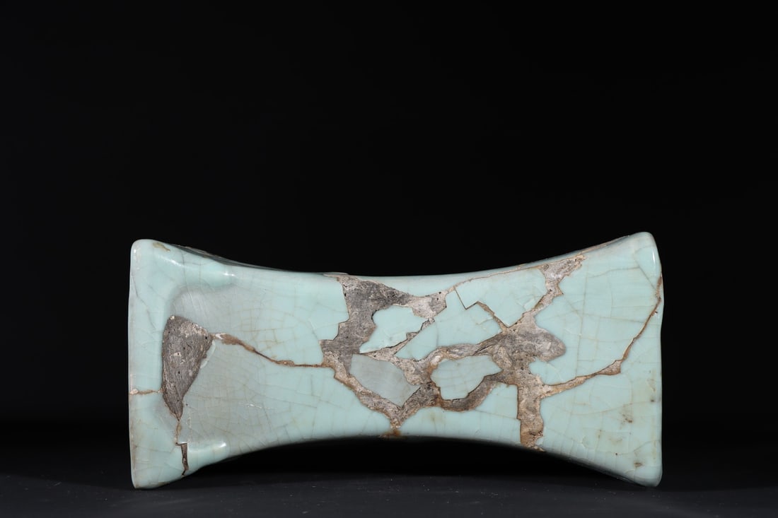 An Exquisite Guan yao Celadon Glazed Ornament: An Exquisite Guan yao Celadon Glazed Ornament Song Dynasty, China Size:4.7inx9.8in官窑粉青釉头枕 中国宋代 Size:12cmx25cm