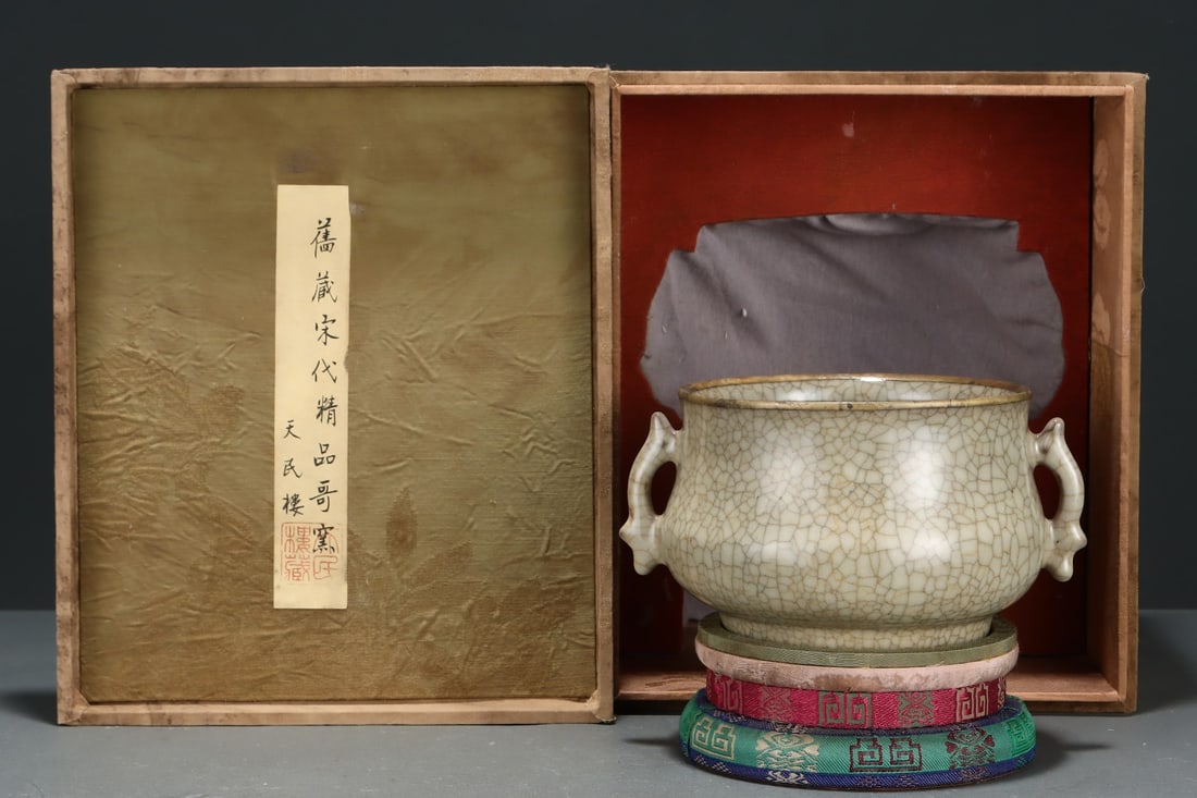 An Exquisite Ge yao Yellow Glazed Double-Ears Censer: An Exquisite Ge yao Yellow Glazed Double-Ears Censer Song Dynasty, China Size:3.8inx7.3in哥窑米黄釉鱼耳炉 中国宋代 Size:9.7cmx18