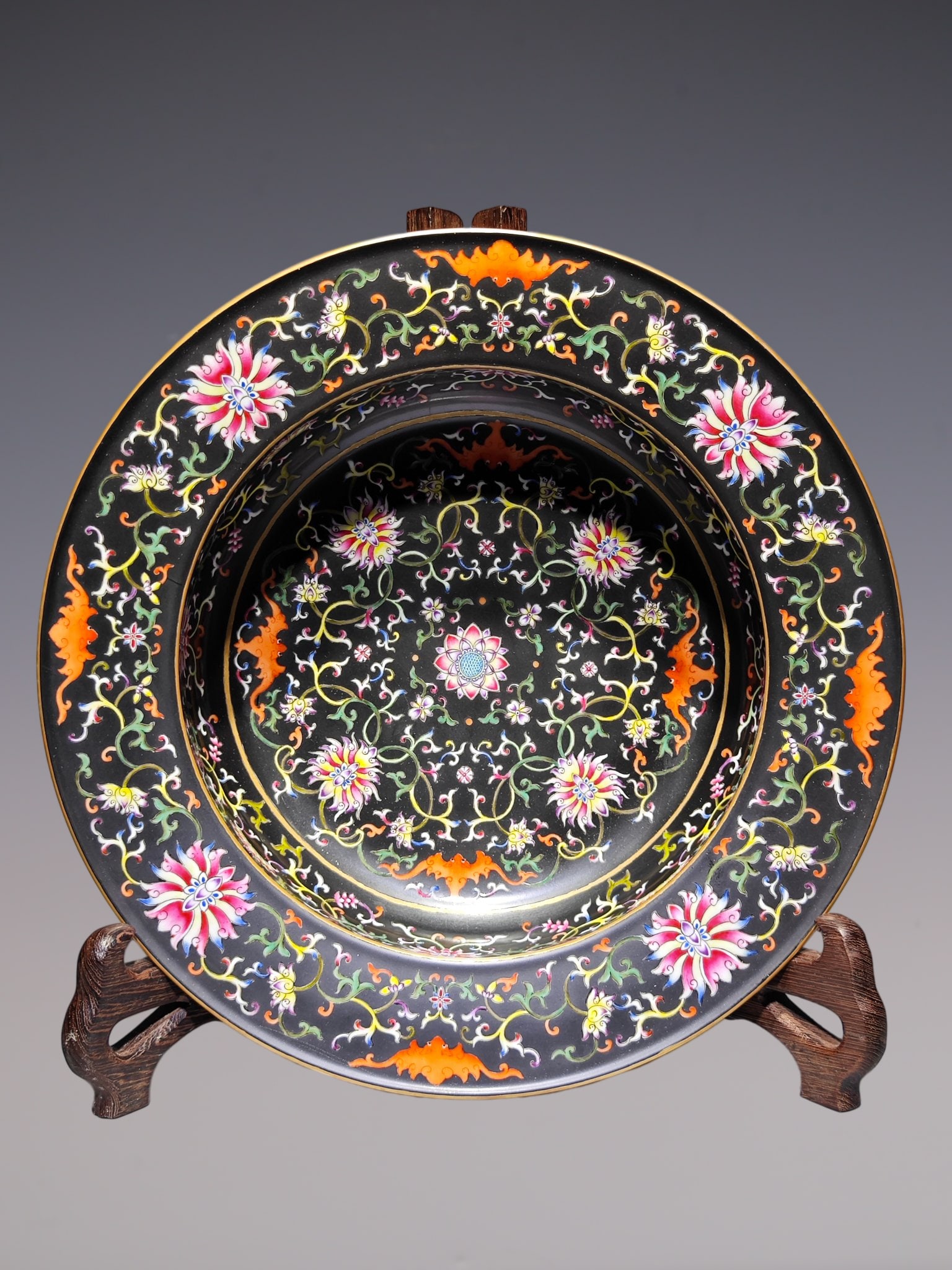 An Exquisite Enamel Lotus Pattern Plate: An Exquisite Enamel Lotus Pattern Plate Qing Dynasty, China Qianlong Six-character Mark Size:4.4inx14.8in珐琅彩黑地花卉纹盘 中国଀