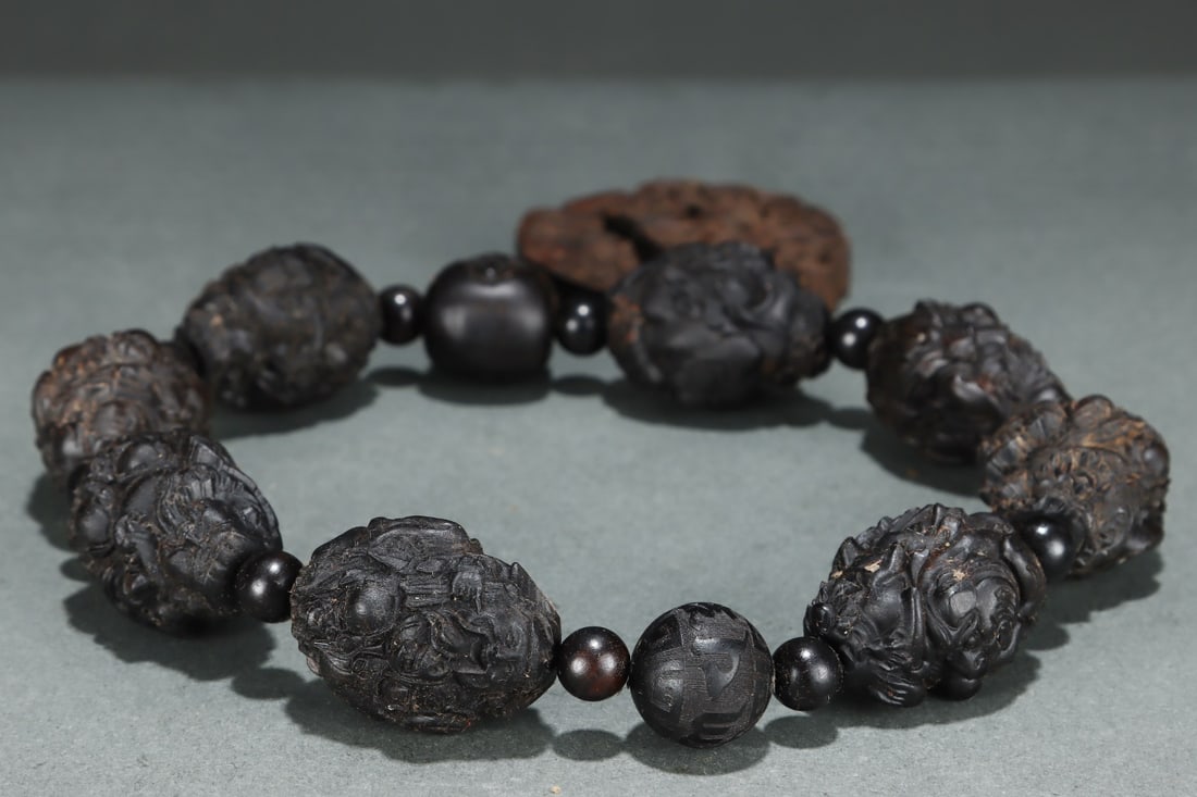 An Exquisite Eaglewood Bracelets - 9