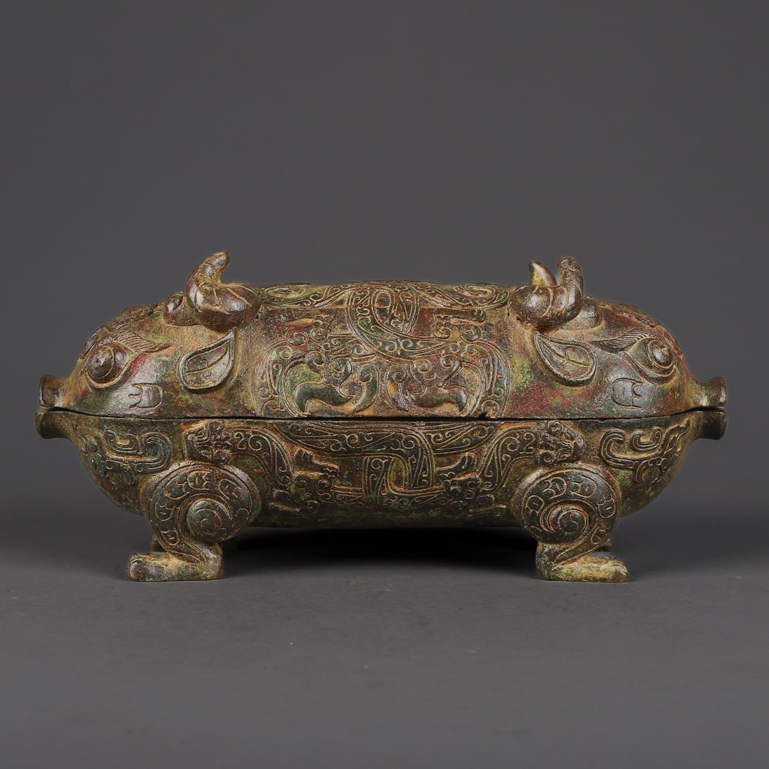 An Exquisite Bronze Auspicious Beast-Shaped Box: An Exquisite Bronze Auspicious Beast-Shaped Box W.Zhou , China Size:9.8inx4.3in Weight:1910g青铜双头兽普 西周时期 Size:25cmx11cm