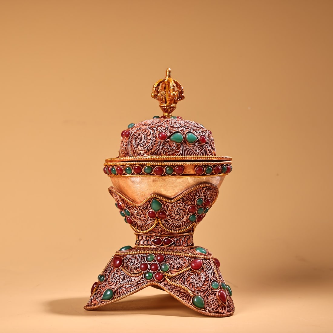 An Exquisite Gilt Silver Inlaid Gems Cup: An Exquisite Gilt Silver Inlaid Gems Cup Qing Dynasty, China Size:5.7inx4.1in Weight:350g银鎏金镶嵌宝石护法杯托巴杯 ߑ
