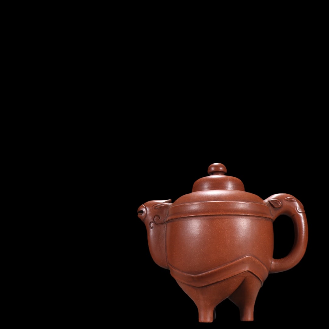 An Exquisite Purple Sands Ewer: An Exquisite Purple Sands Ewer Chen zhong mei Size:5.5inx5.7in紫砂天鸡壶 陈仲美 Size:14cmx14.5cm