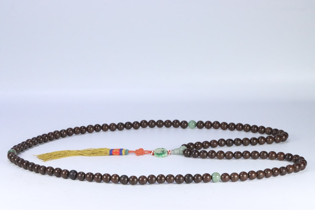 An Exquisite Jadeite Inlaid Eaglewood Bracelets: An Exquisite Jadeite Inlaid Eaglewood Bracelets Qing Dynasty, China Size:1.6in Weight:213.6g翡翠沉香108佛珠 中国清代 Size:4cm Weight:213.6g