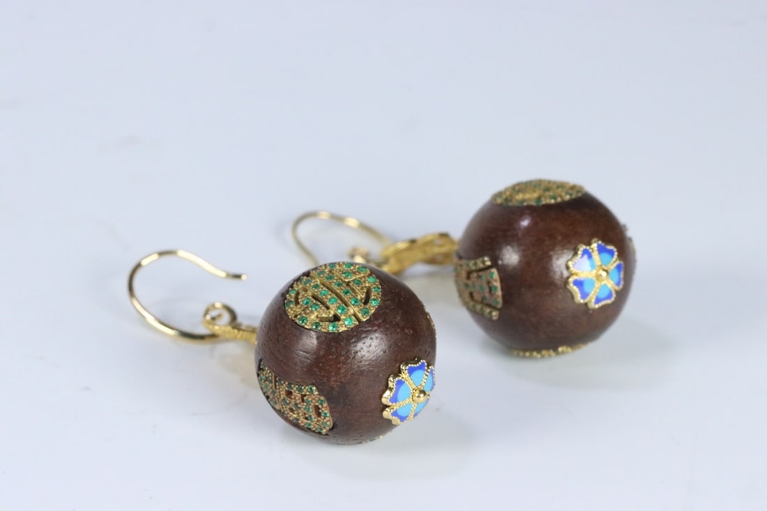 A Pair of Exquisite Eaglewood Inlaid Gilt Silver Earrings: A Pair of Exquisite Eaglewood Inlaid Gilt Silver Earrings Qing Dynasty, China Size:0.9in Weight:19g沉香嵌银鎏金团寿纹耳环一ë