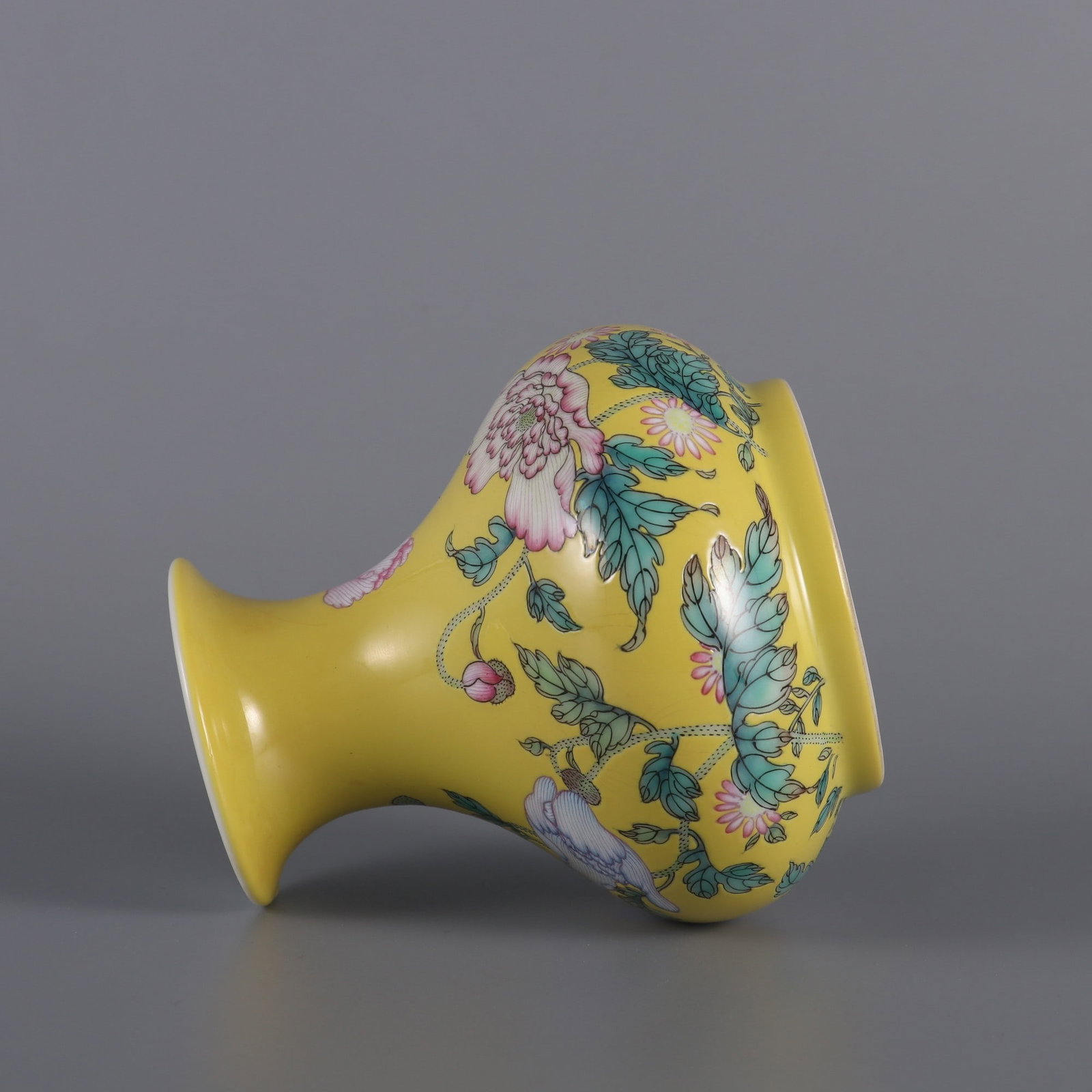 An Exquisite Enamel Flower Pattern Vase - 6