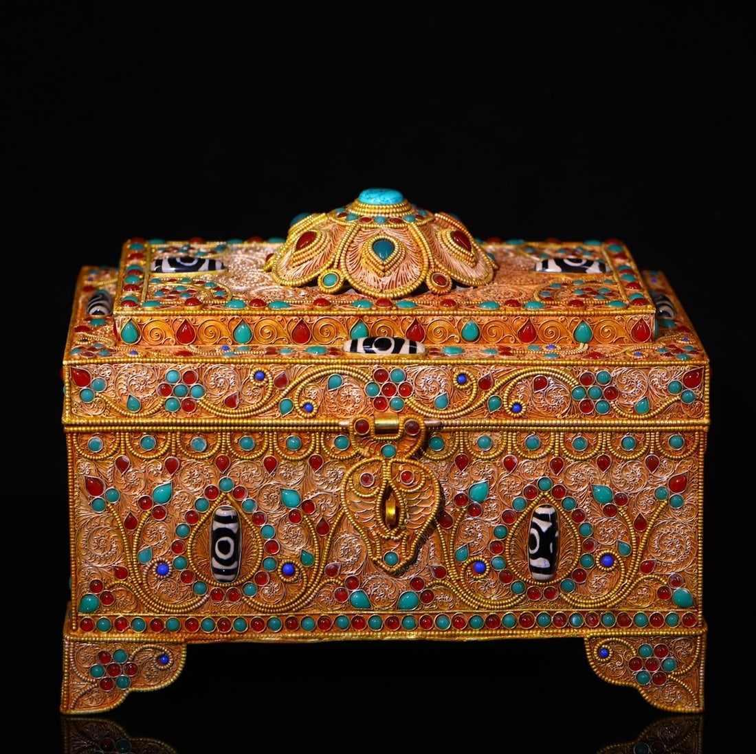 An Exquisite Silver Inlaid Gems Dzi Bead Box: An Exquisite Silver Inlaid Gems Dzi Bead Box Qing Dynasty, China Size:7.9inx10.2in Weight:2200g银掐丝嵌宝石天珠宝箱 中国清